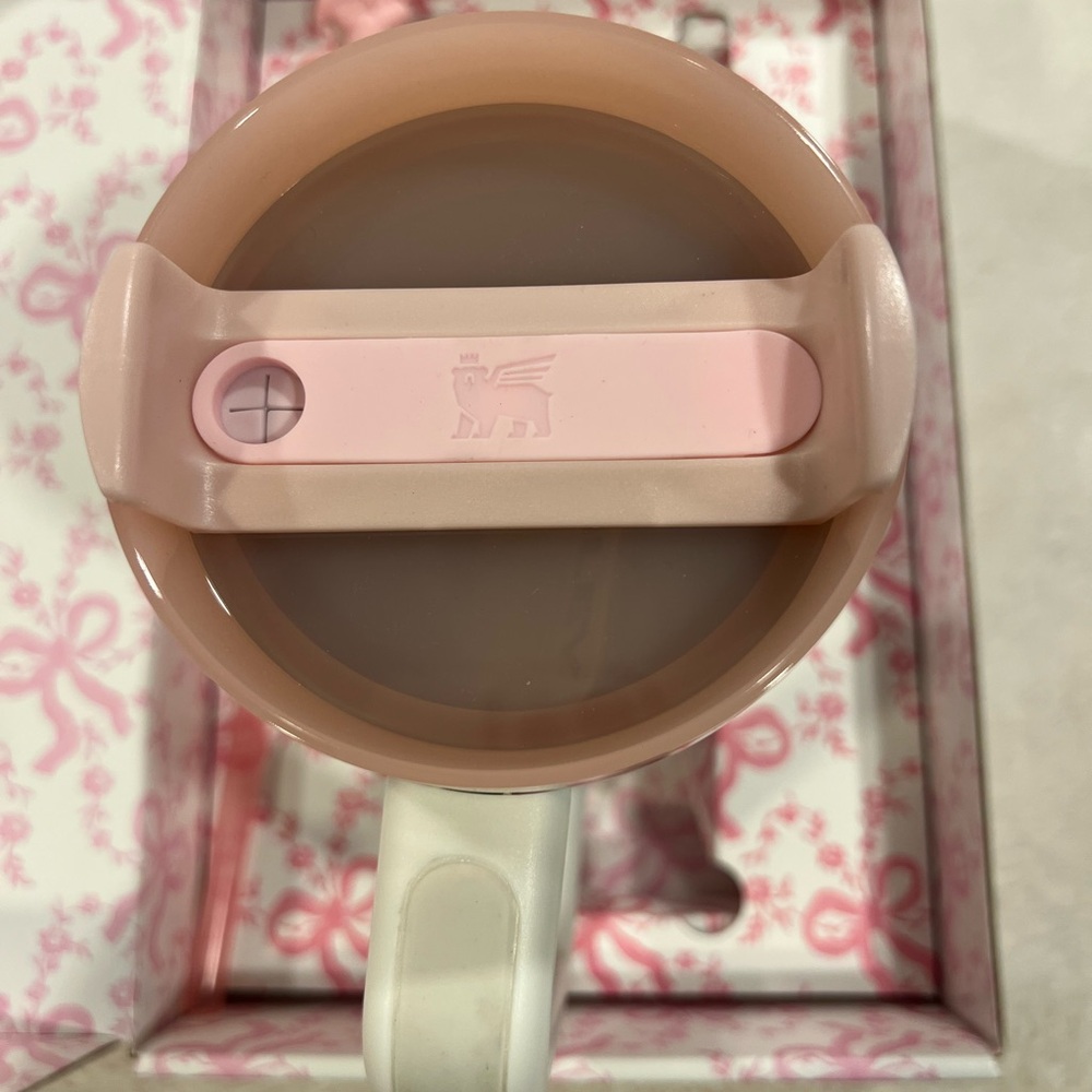 Stanley Quencher H2.0 Tumbler Pink and White Floral - Picture 4 of 7
